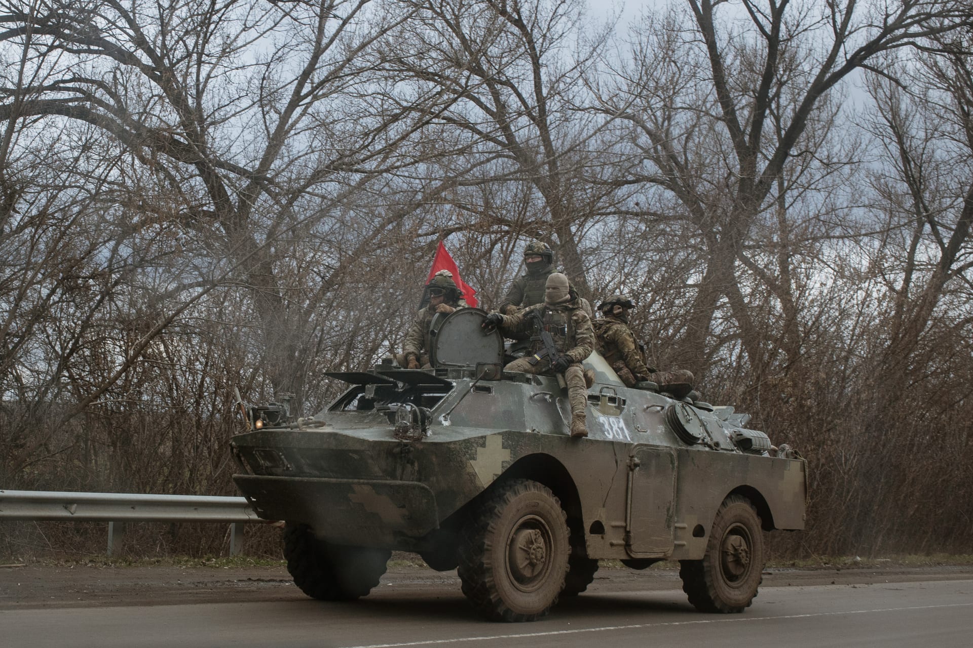 Ukrajinské vojenské vozidlo v blízkosti Bachmutu