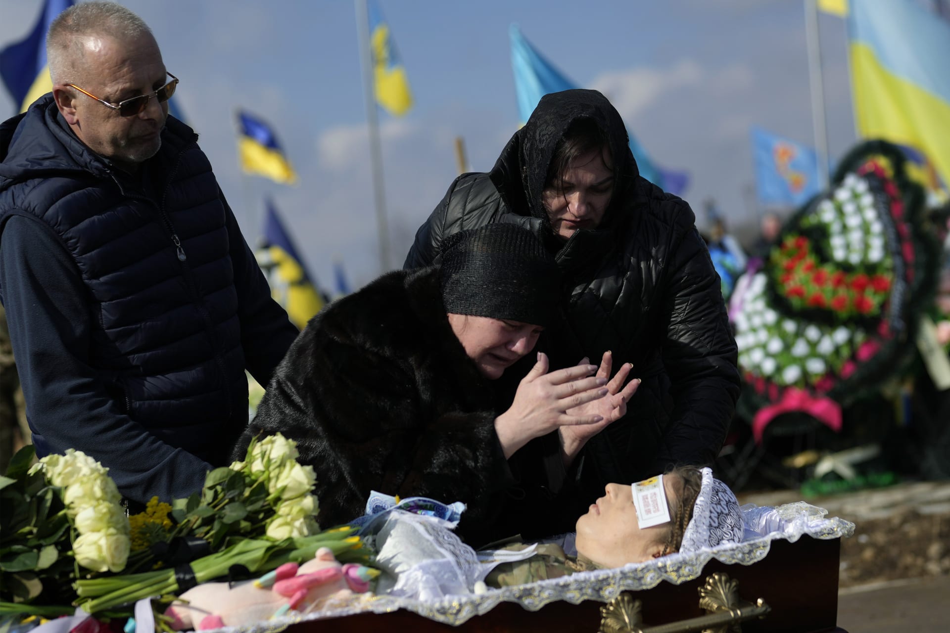 Matka na pohřbu ve městě Vinnycja plakává svoji zabitou dceru, 29letá medička padla během bojů u Bachmutu