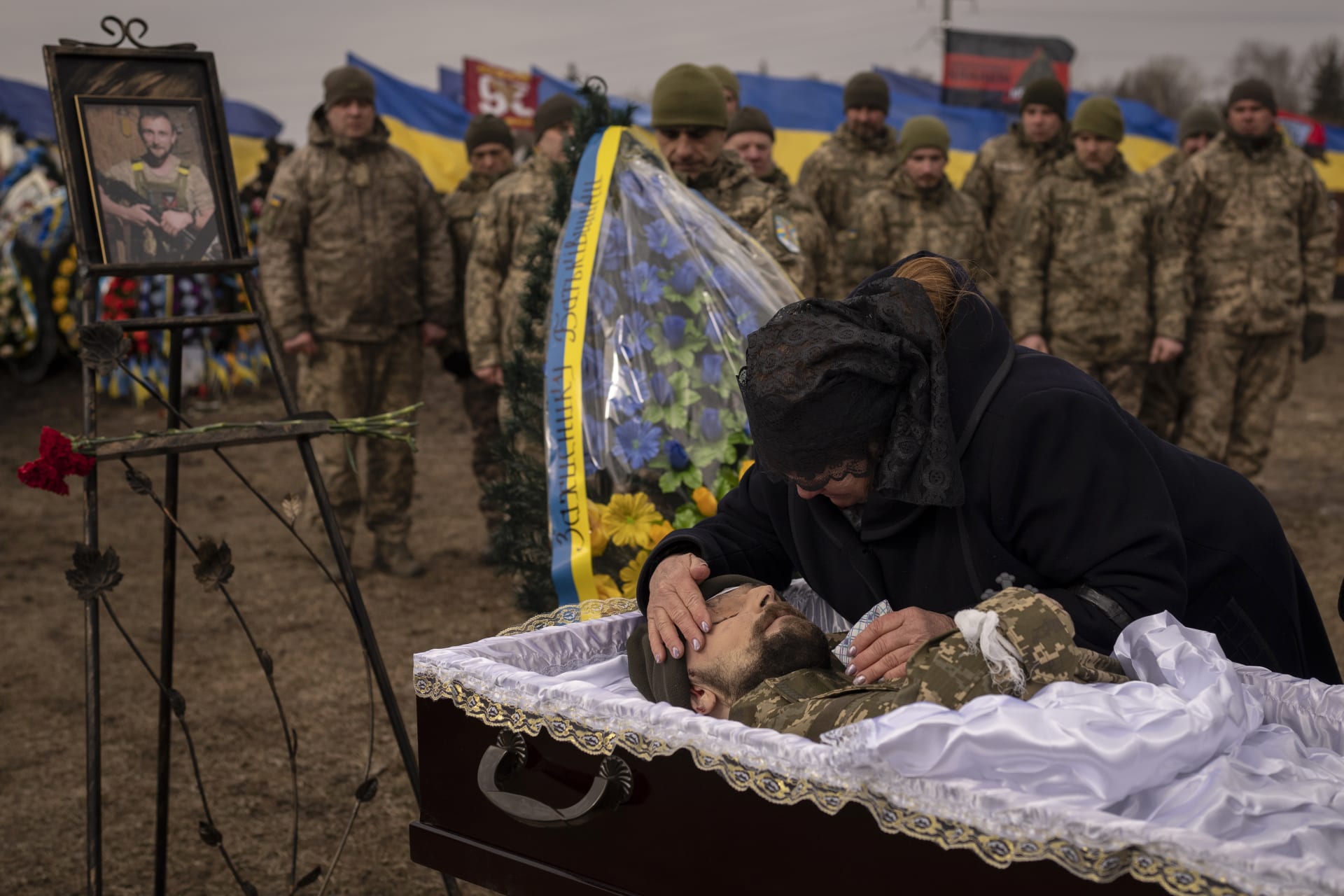 Matka na pohřbu v Boryspilu u Kyjeva oplakává smrt svého syna, který padl v bojích s Rusy u Bachmutu.