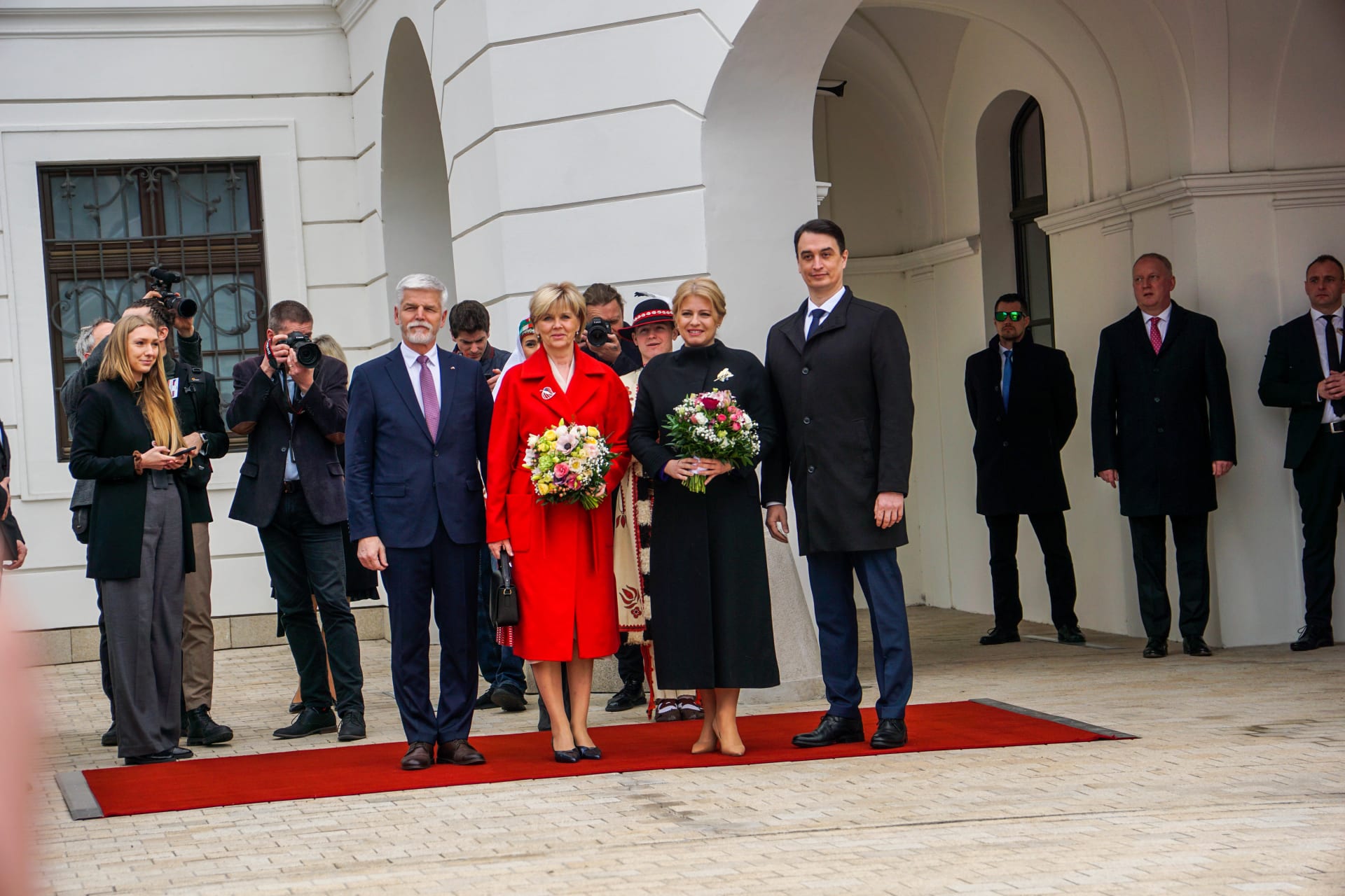 Petr Pavel (vlevo) byl uvítán v prezidentském paláci v Bratislavě.