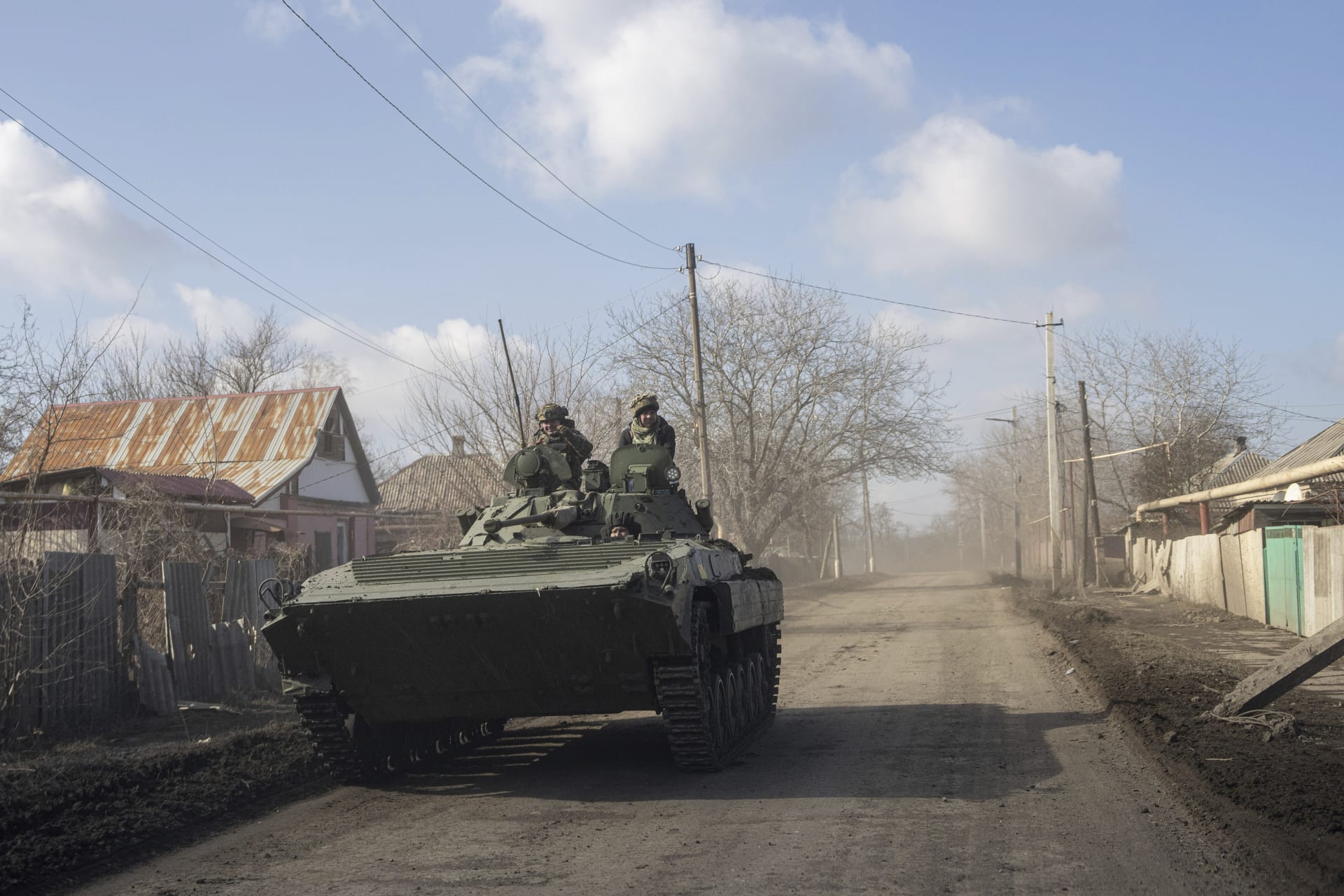 Obrněnec s ukrajinskými vojáky projíždí nedaleko frontové linie u Bachmutu