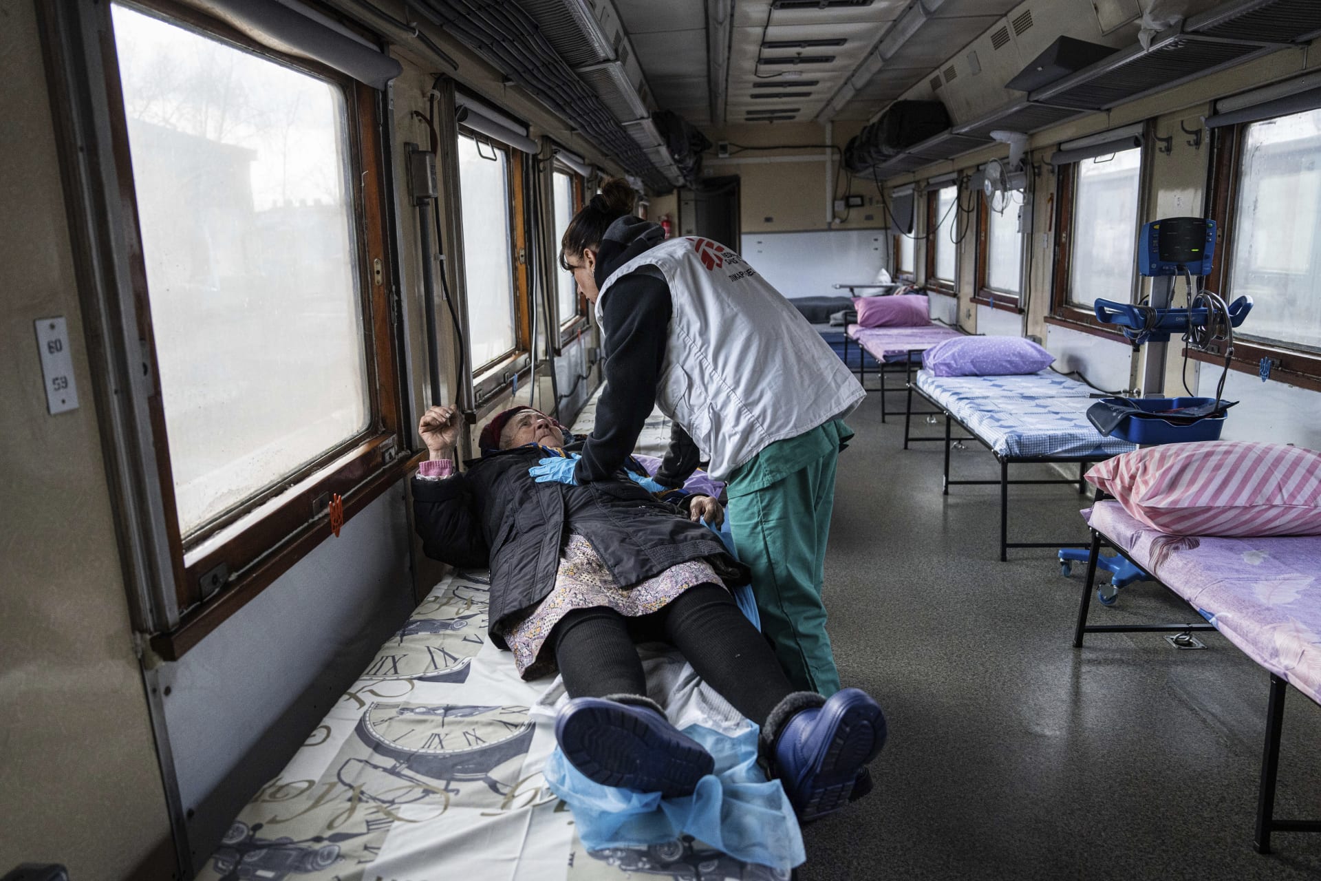 Nemocniční vlak, který odváží zraněné pacienty z oblastí bojů na bezpečnější území.