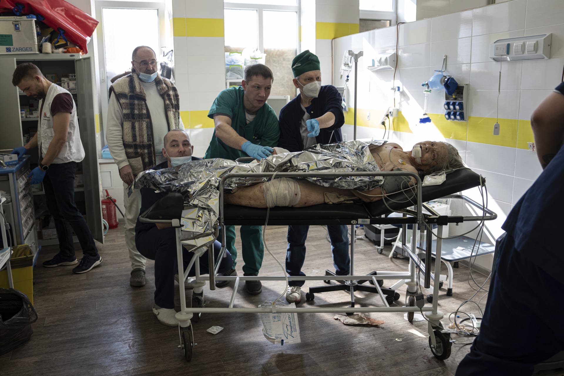 Lékaři v nemocnici v Kosťantynivce pečují o ženu, která byla zraněna během ruského ostřelování města v Doněcké oblasti