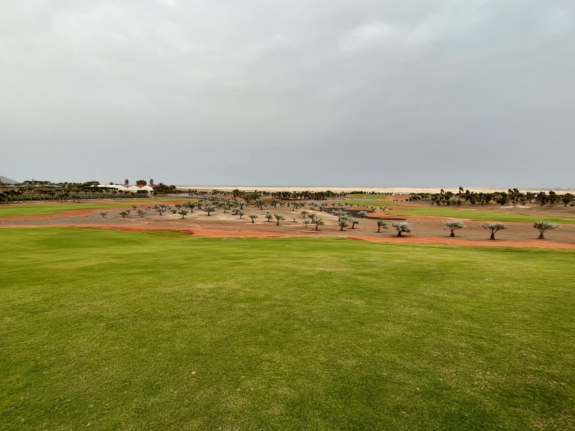 Viveiro Golf & Country Club jak název napovídá zahrnuje také golfové hřiště.