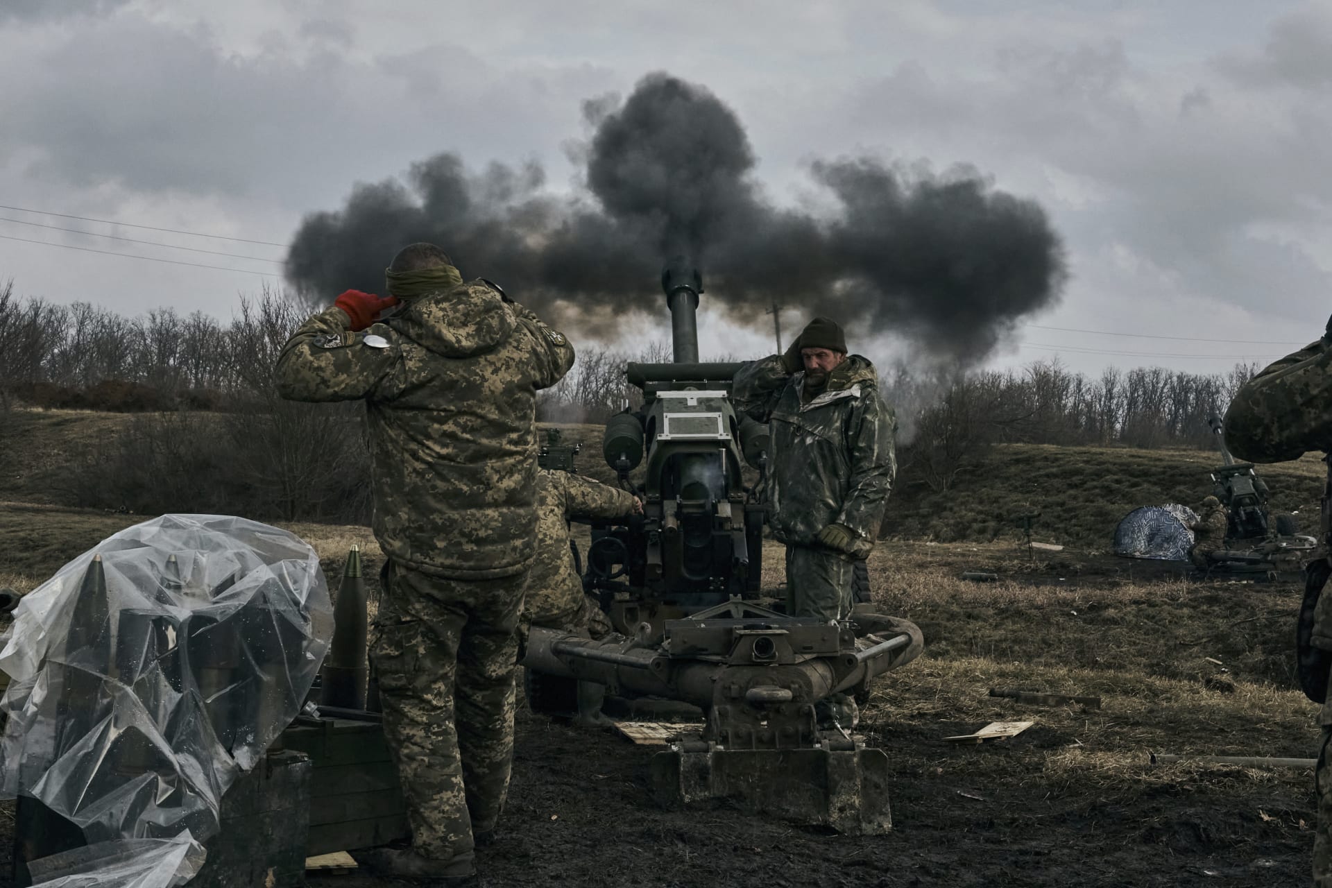 Ukrajinci u Bachmutu pálí z houfnice směrem na ruské pozice