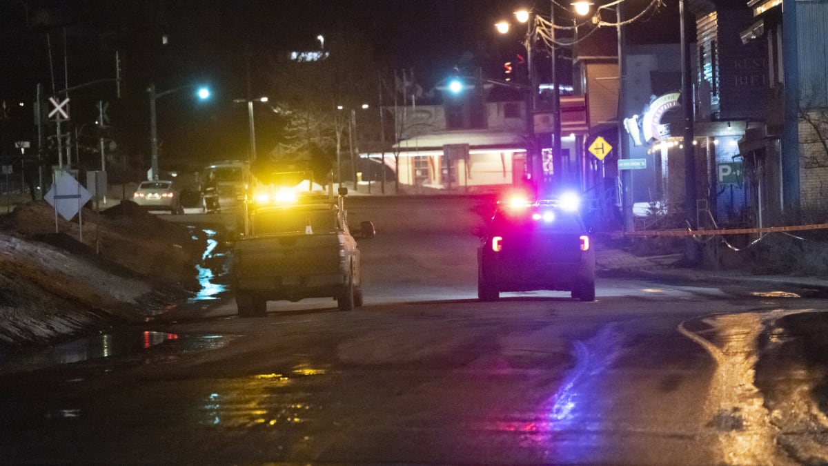 Policie hlídá místo tragické nehody v kanadském městě Amqui.