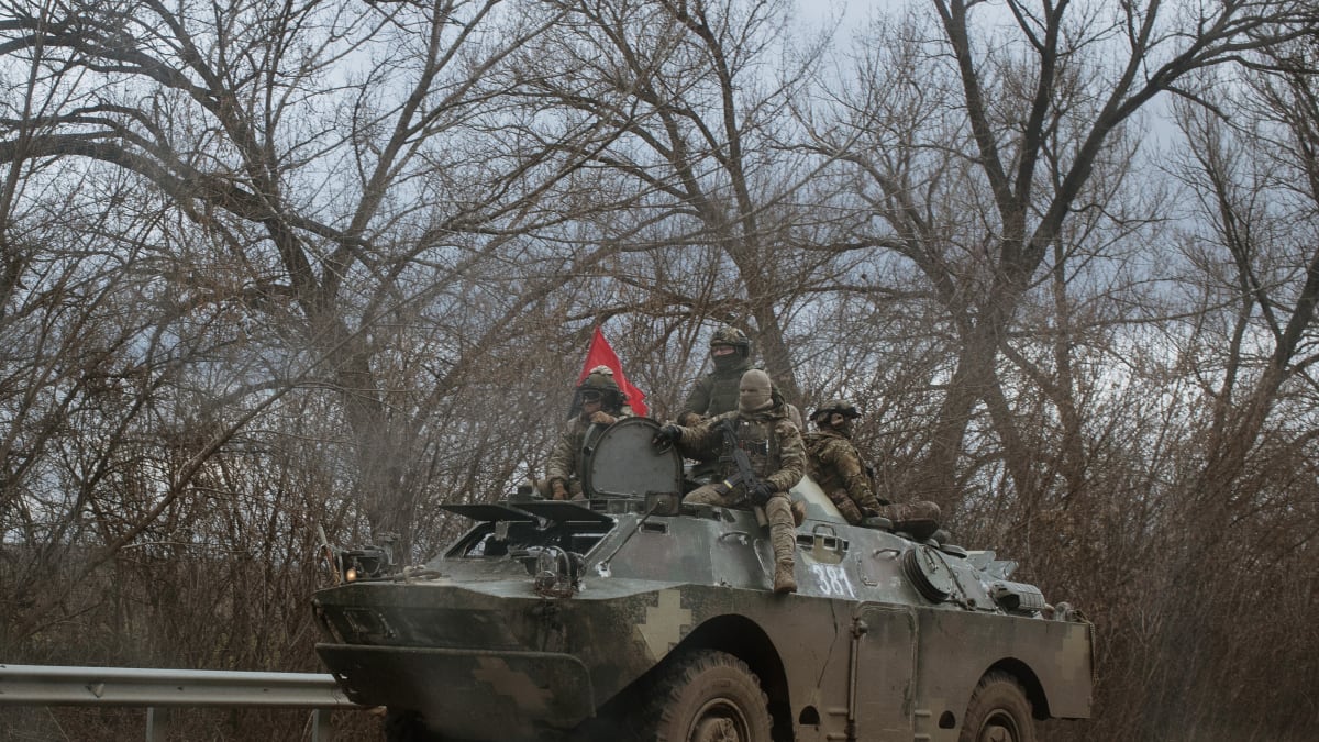 Ukrajinské vojenské vozidlo v blízkosti Bachmutu