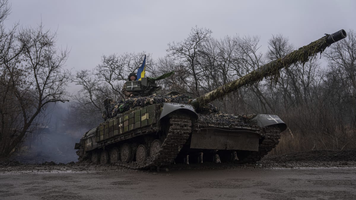 Tank s ukrajinskými vojáky u Bachmutu