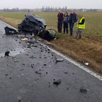 Řidič na Rakovnicku se při předjíždění čelně střetl s osobním vozem, řidička zemřela. Podle svědků muž hazardoval již v minulosti.