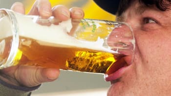 Potvrzeno: Pití piva úžasně prospívá zdraví. Doporučené množství ale Čechy zklame