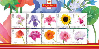 Britská pošta představila květinové známky s Karlem III. Skrývají i milou poctu královně Alžbětě