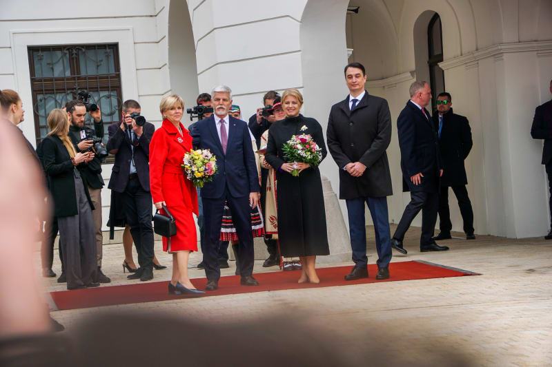 Petr Pavel (druhý zleva) byl uvítán v prezidentském paláci v Bratislavě. Na snímku s ním jsou i slovenská prezidentka Zuzana Čaputová (druhá zprava), její partner Juraj Rizman (vpravo) a první dáma ČR Eva Pavlová (vlevo).
