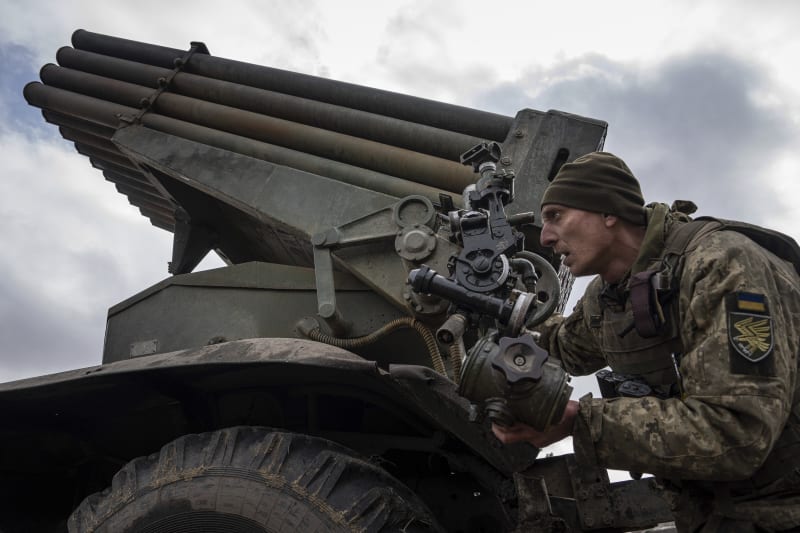 Ukrajinský výsadkář z 95. samostatné letecké útočné brigády pálí z raketometu BM-21 Grad na ruské pozice u města Kremina