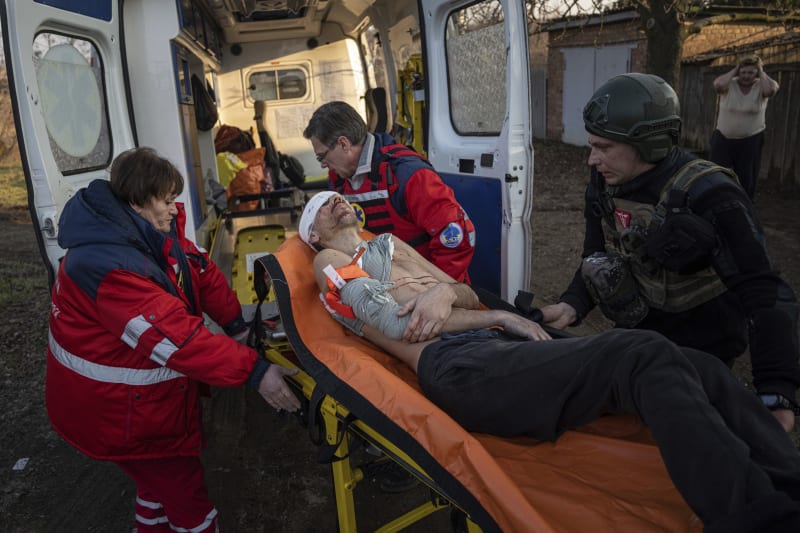 Lékaři v Kosťantynivce pomáhají zraněnému muži po ostřelování města v Doněcké oblasti