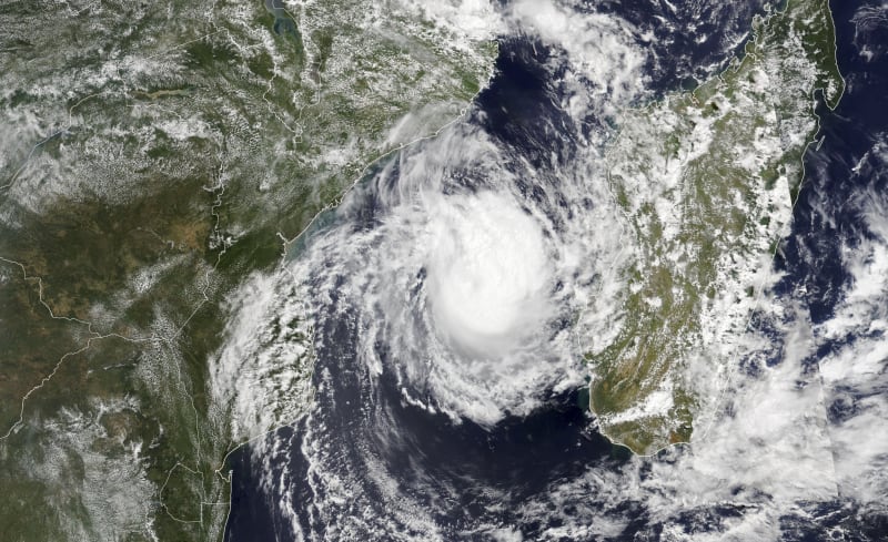 Satelitní snímek pořízený observatoří NASA ukazuje cyklon Freddy mezi Mosambikem (vlevo) a Madagaskarem v jižní části Indického oceánu ve středu 8. března 2023. 