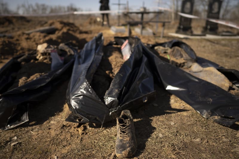 Těla čerstvě vyzvednutá z provizorních hrobů v Borodjance u Kyjeva (2.3.223) I rok od stažení se Rusů z oblasti nacházejí lidé stále nové hroby s těly civilistů