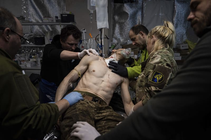 Lékaři ošetřují zraněného ukrajinského vojáka v polní nemocnici.
