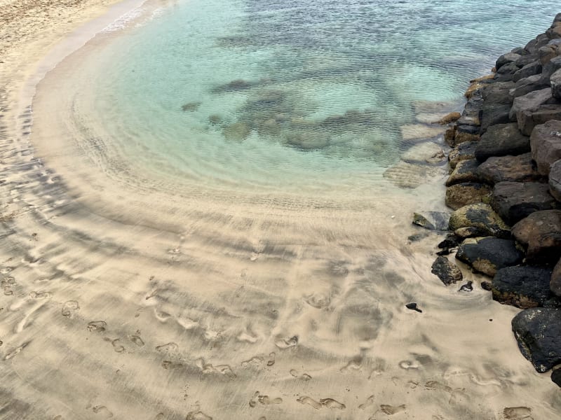 Nádherně průzračná voda na ostrově Sal a světlý písek s příměsí tmavého sopečného.