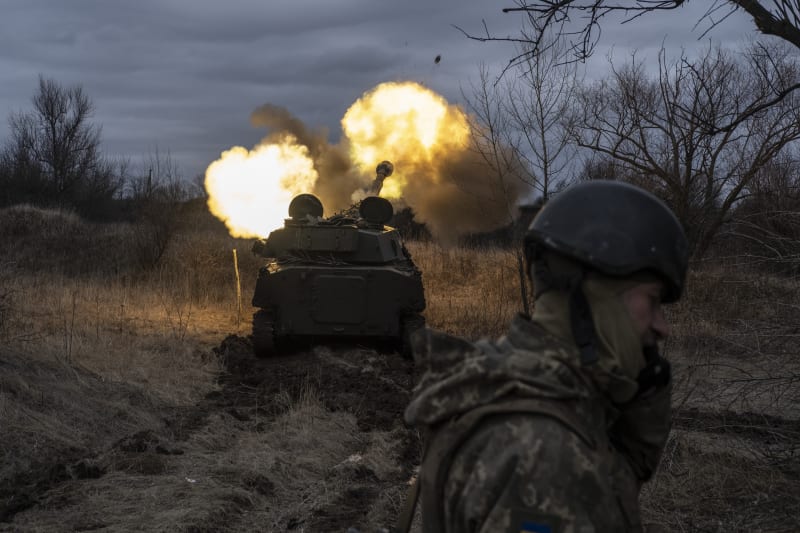 Ukrajinští vojáci pálí ze samohybné houfnice poblíž frontové linie v Doněcké oblasti
