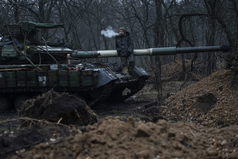 Ukrajinský voják kouří cigaretu sedíc přitom na tanku nedaleko frontové linie u Bachmutu.