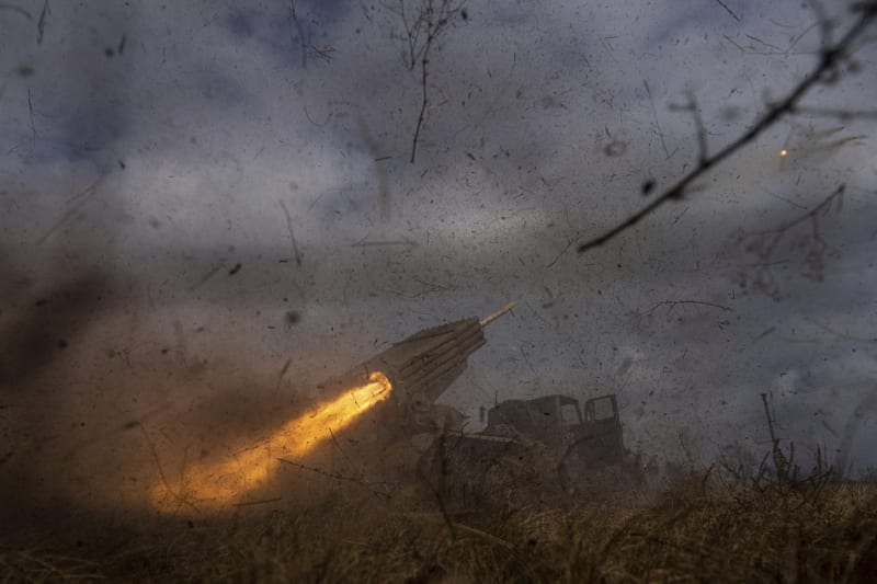 Ukrajinci pálí z raketometu BM-21 Grad na ruské pozice u města Kremina.