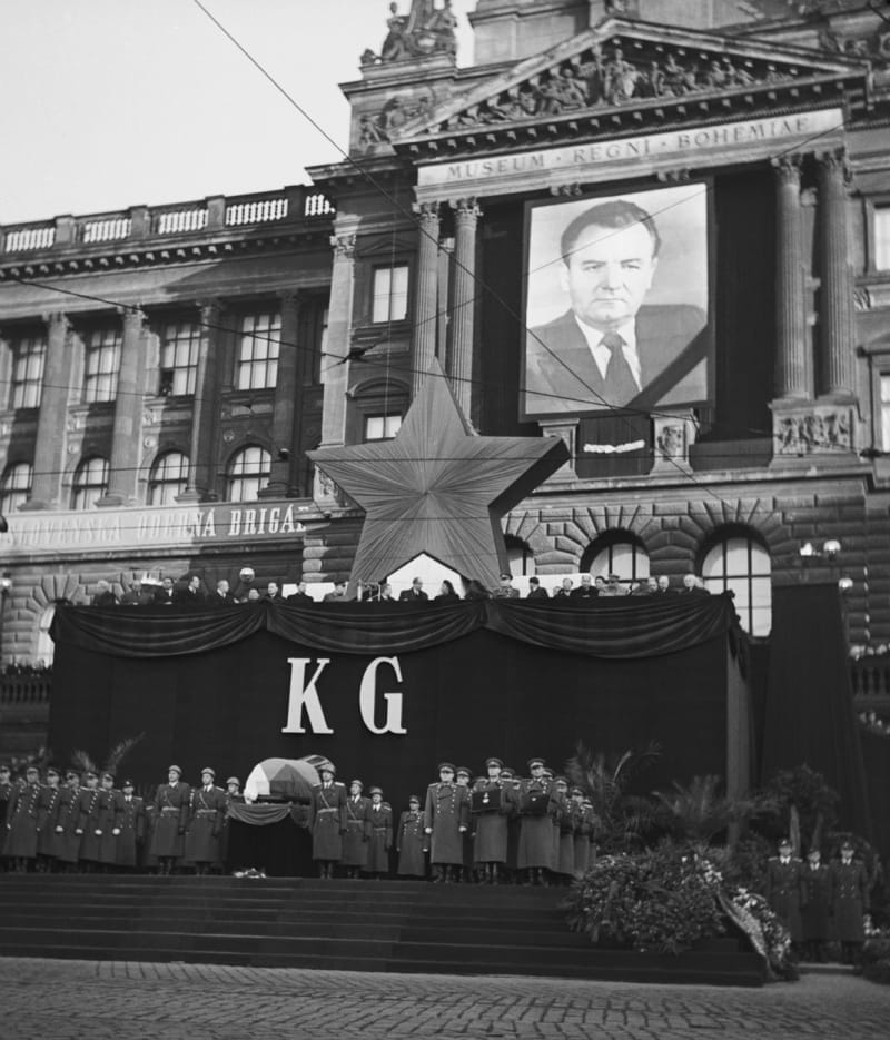 Rakev Klementa Gottwalda vystavená před budovou Národního muzea na Václavském náměstí