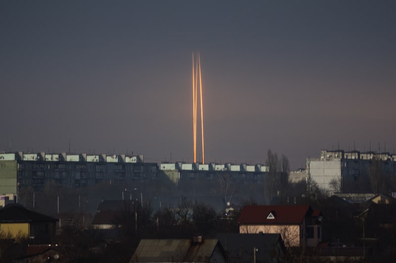 Obyvatelé Charkova pozorují vypálení tří raket z ruského města Bělgorod směrem na Ukrajinu