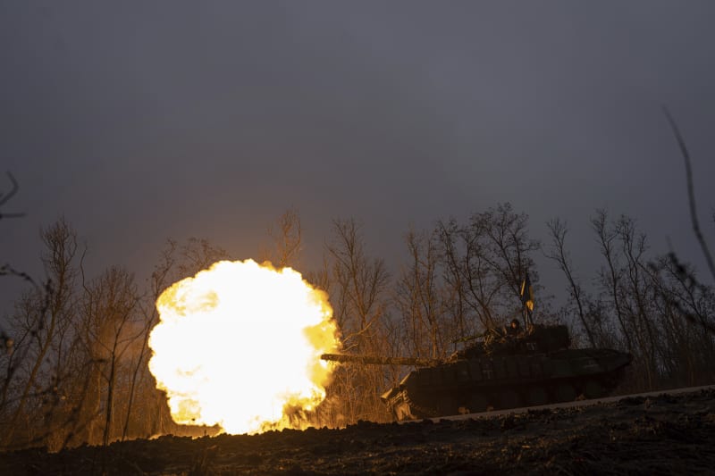Ukrajinský tank u Bachmutu pálí směrem na ruské pozice