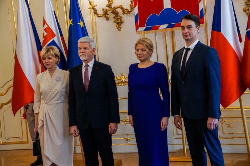 Petr Pavel (druhý zleva) byl uvítán v prezidentském paláci v Bratislavě. Na snímku s ním jsou i slovenská prezidentka Zuzana Čaputová (druhá zprava), její partner Juraj Rizman (vpravo) a první dáma ČR Eva Pavlová (vlevo).