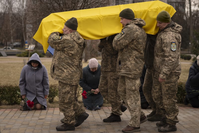 Ukrajinští vojáci u Boryspilu nesou rakev se svým zabitým spolubojovníkem, který padl u Bachmutu.