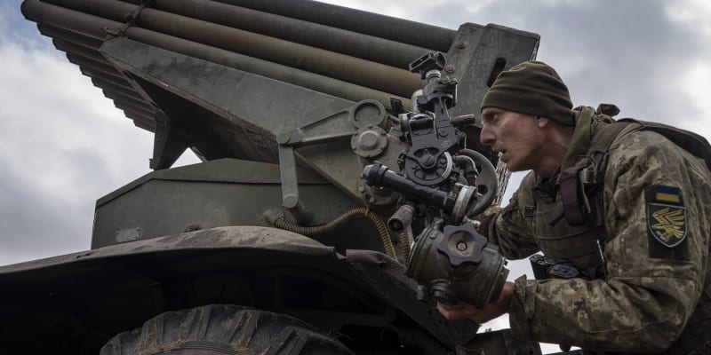 Ukrajinský výsadkář z 95. samostatné letecké útočné brigády pálí z raketometu BM-21 Grad na ruské pozice u města Kremina