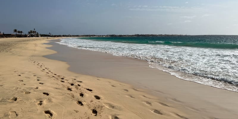 Pláže na kapverdských ostrovech jsou úchvatné (tato je v Santa Maria, ostrov Sal).