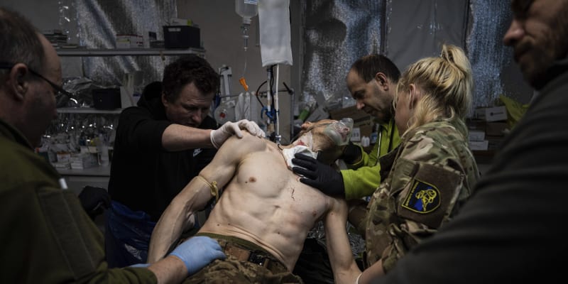 Lékaři ošetřují zraněného ukrajinského vojáka v polní nemocnici.