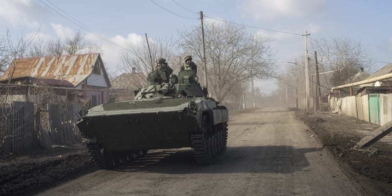 Obrněnec s ukrajinskými vojáky projíždí nedaleko frontové linie u Bachmutu.