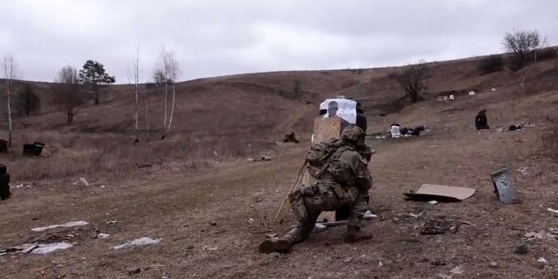 Reportér CNN Prima NEWS Matyáš Zrno si vyzkoušel výcvik, kterým prochází členové ukrajinské armády.