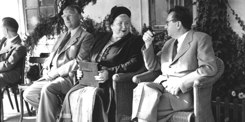 Klement Gottwald a jeho žena Marta na dožínkách v Lánech (1951)