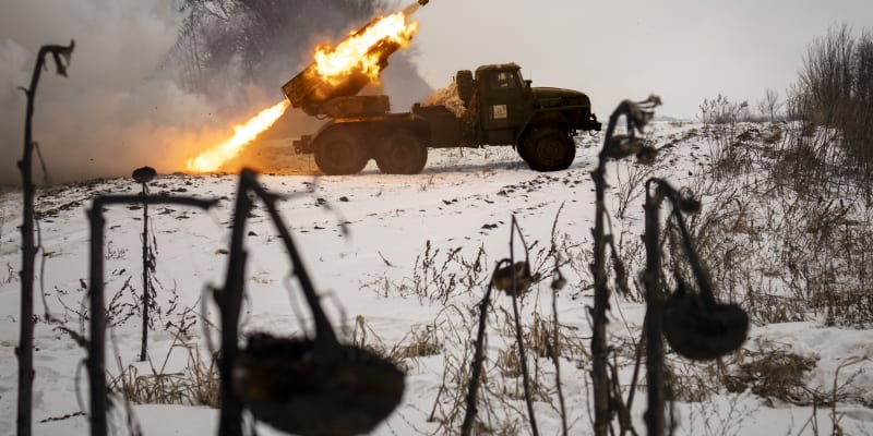 Ukrajinci ostřelují z raketometu ruské pozice v Charkovské oblasti.