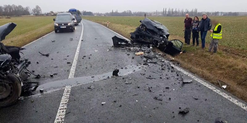 Řidič na Rakovnicku se při předjíždění čelně střetl s osobním vozem, řidička zemřela. Podle svědků muž hazardoval již v minulosti.