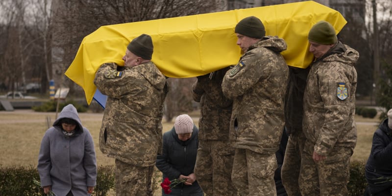 Ukrajinští vojáci u Boryspilu nesou rakev se svým zabitým spolubojovníkem, který padl u Bachmutu