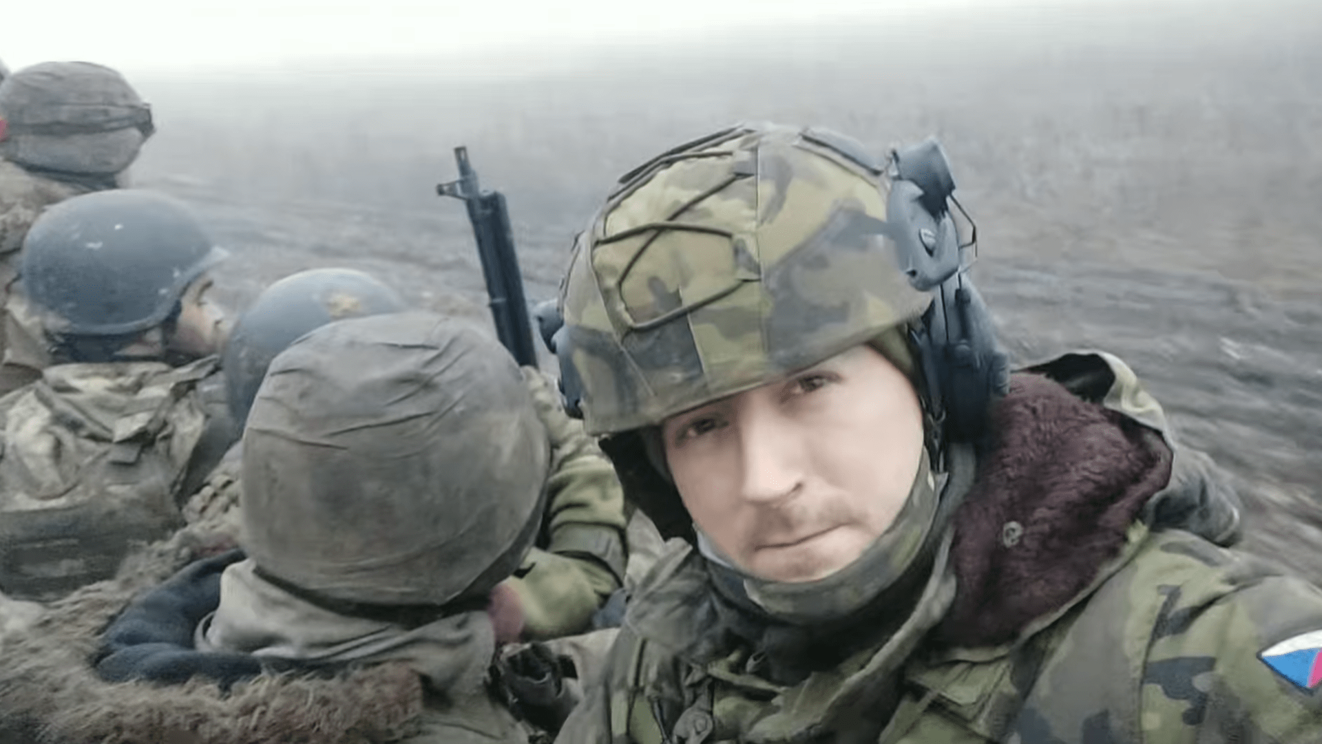 Český bojovník Matouš Bulíř šířil nepravdy o situaci na ukrajinské frontě, proto ho krajané konfrontovali.