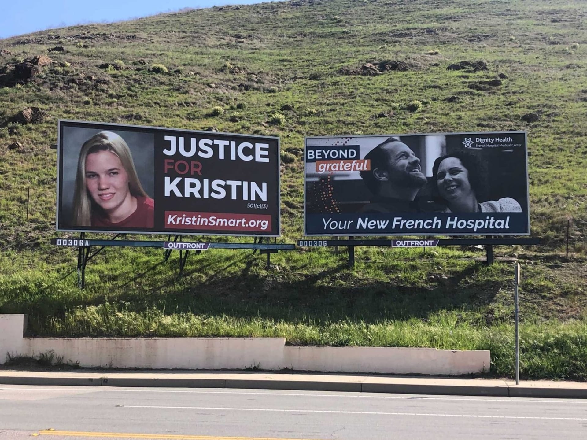 Billboard týkající se pohřešované studentky Kristin Smartové na ulici South Higuera Street v San Luis Obispo. Devatenáctiletá žena zmizela v roce 1996.