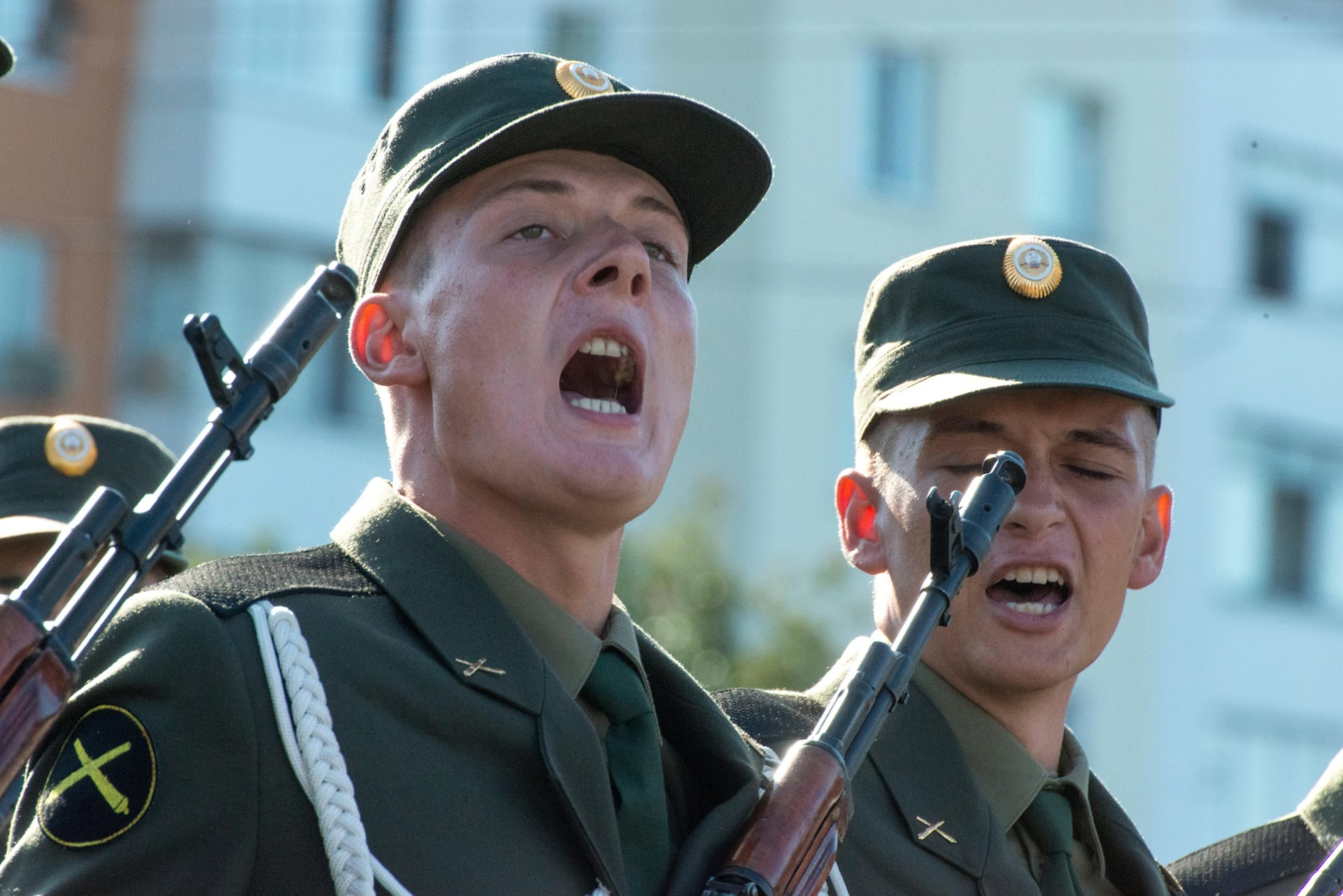 Vojáci oslavující výročí (světem neuznané) podněsterské nezávislosti.