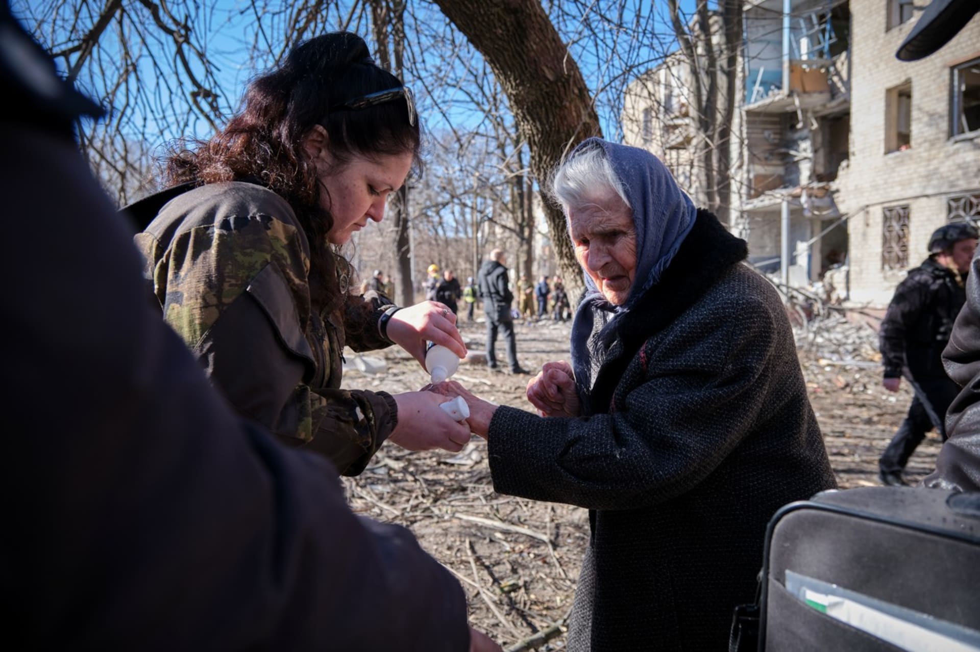 Ukrajinská seniorka je ošetřována po ruském ostřelování Kramatorsku. Foto ze 14. března 2023.