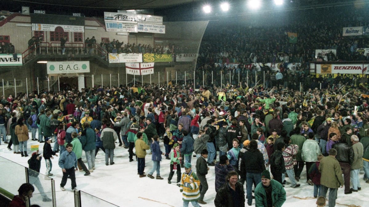 V 90. letech panovala ve Vsetíně hokejová mánie.