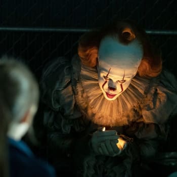 Děsivý klaun Pennywise z kultovního románu Stephena Kinga TO, kerý byl v letech 2017 a 2019 úspěšně zfilmován