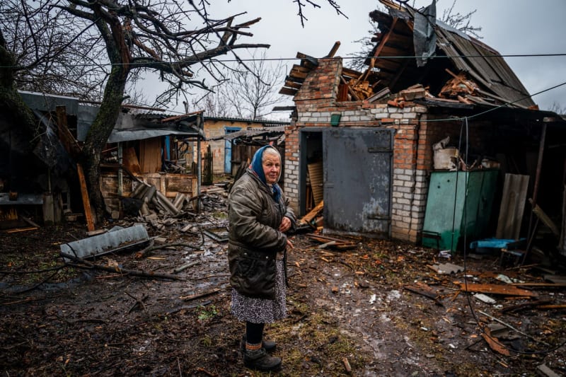 Kvůli válce na Ukrajině velmi trpí civilisté, zejména důchodci. Foto z konce února 2023, Časiv Jar.