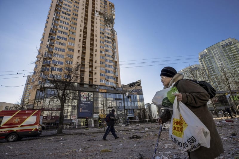 Kvůli válce na Ukrajině velmi trpí civilisté, zejména důchodci. Foto z konce února 2022, Kyjev.