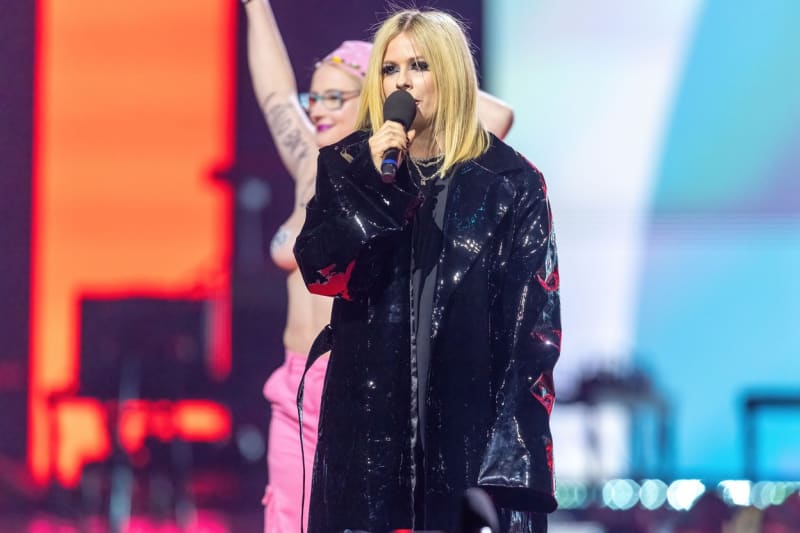 Avril Lavigne pleskla polonahou aktivistku přes prsa. 