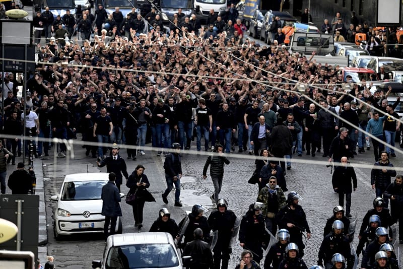 Před večerní odvetou Ligy mistrů mezi fotbalisty Neapole a Frankfurtu došlo v centru italského města k výtržnostem fanoušků. 