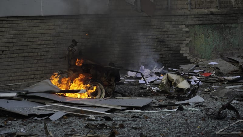 Pohled na místo výbuchu bomby umístěné v autě před budovou, v níž sídlí místní televizní stanice, v Melitopolu v Záporožské oblasti na Ukrajině 25. října 2022. (Foto: Stringer/Anadolu Agency via Getty Images)